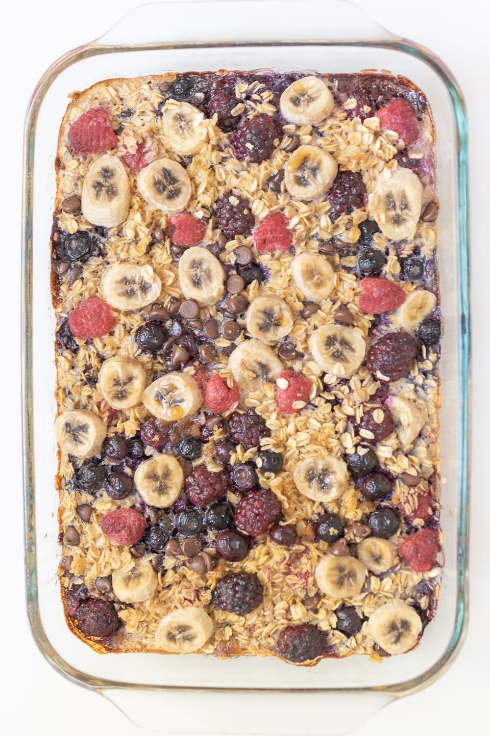 Healthy baked oatmeal bars recipe by blogger Stephanie Ziajka on Diary of a Debutante