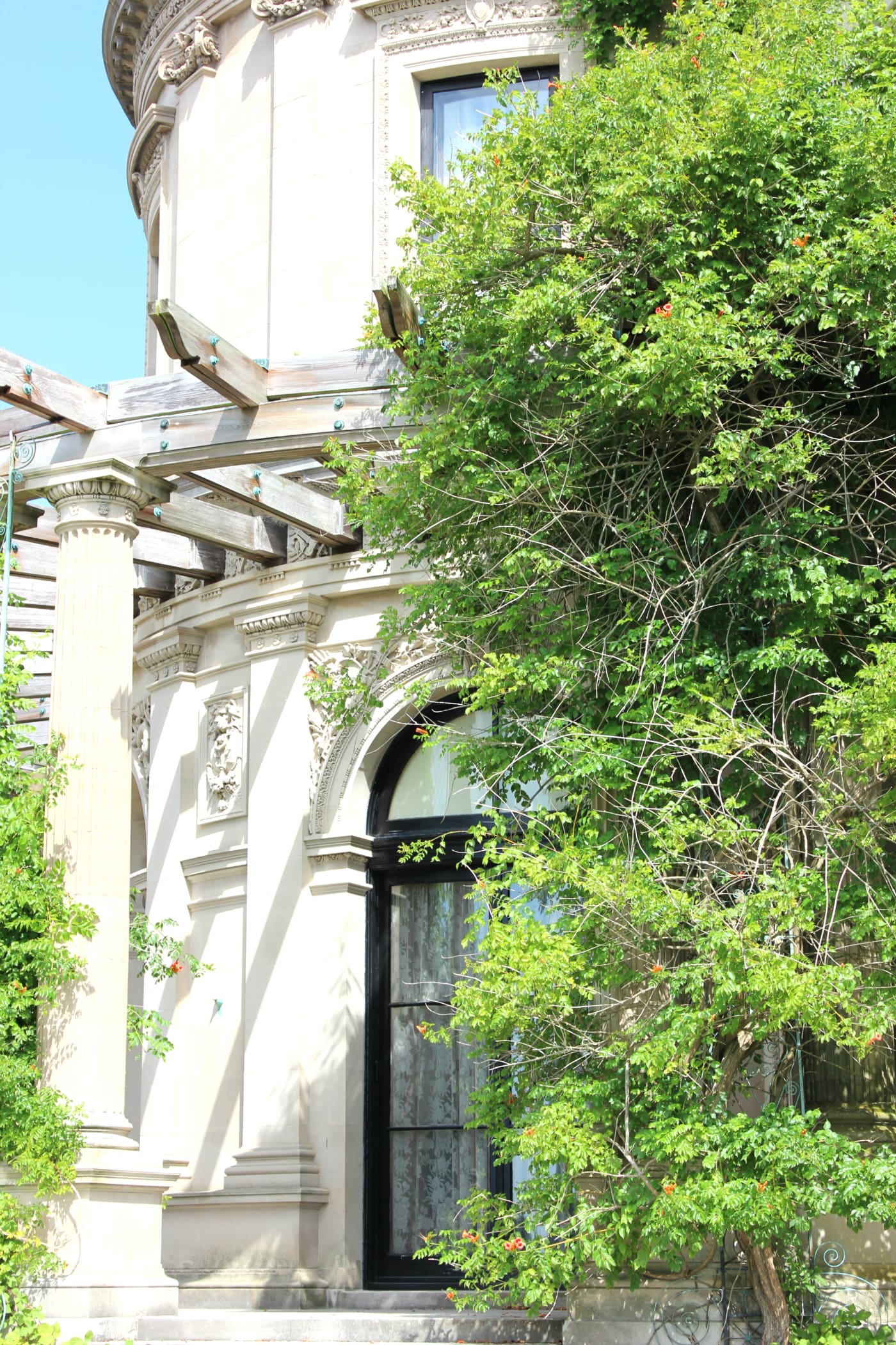 Brit Rose black and white ruffle dress for brunch at The Breakers in Newport, Rhode Island