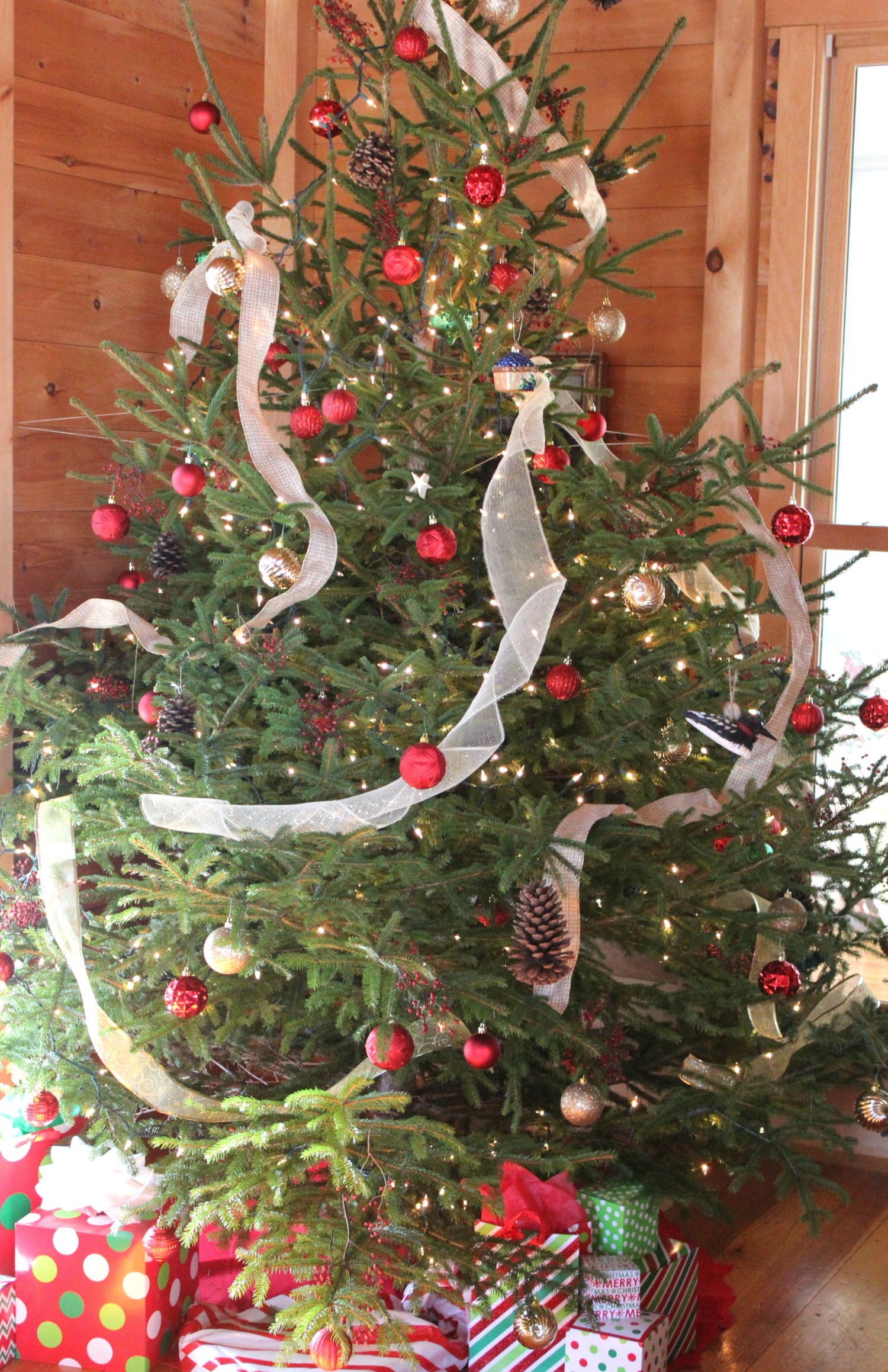 Tips for affordable country Christmas decor
