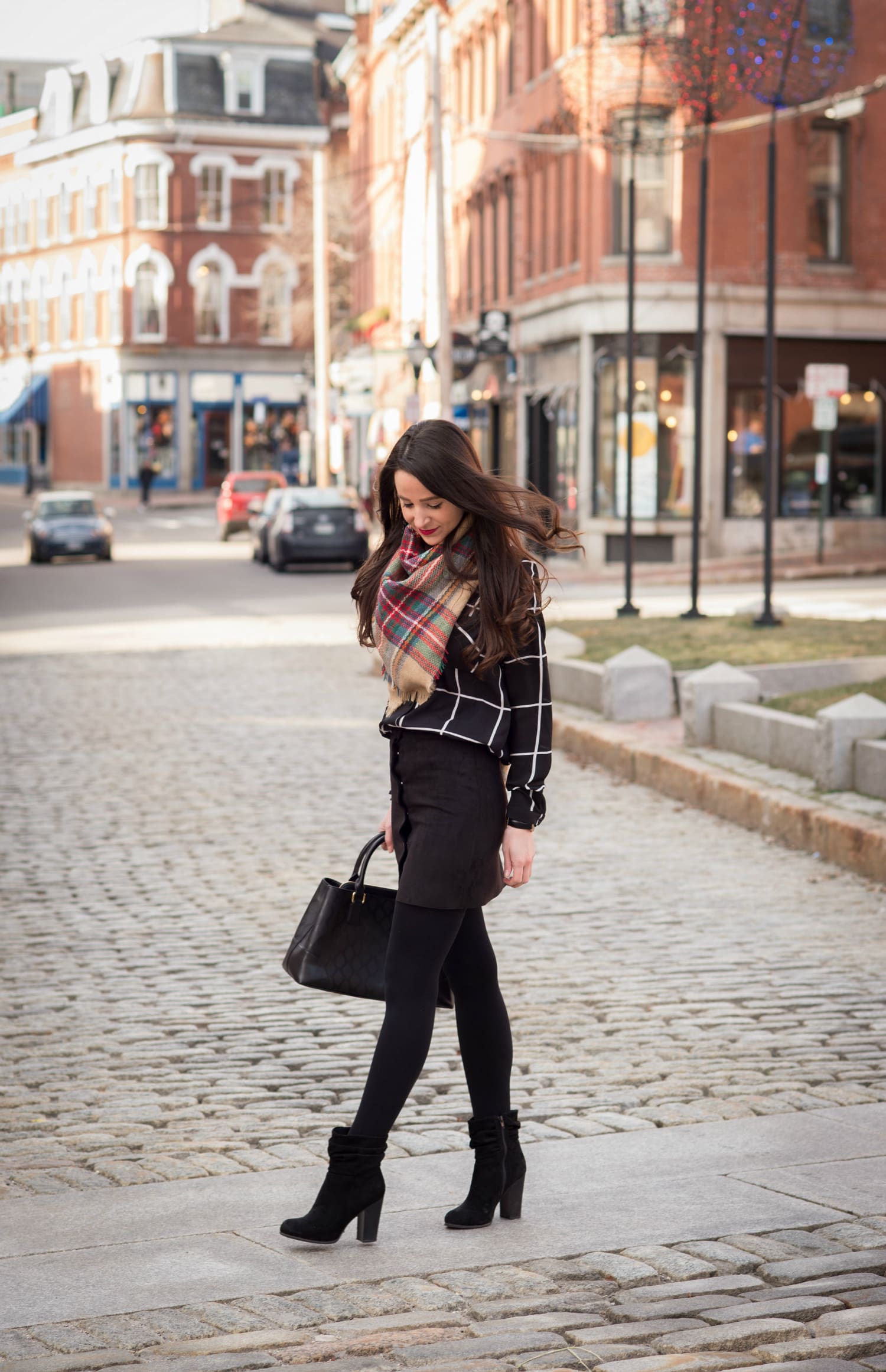 Chic all black winter outfit with a pop of color in the scarf