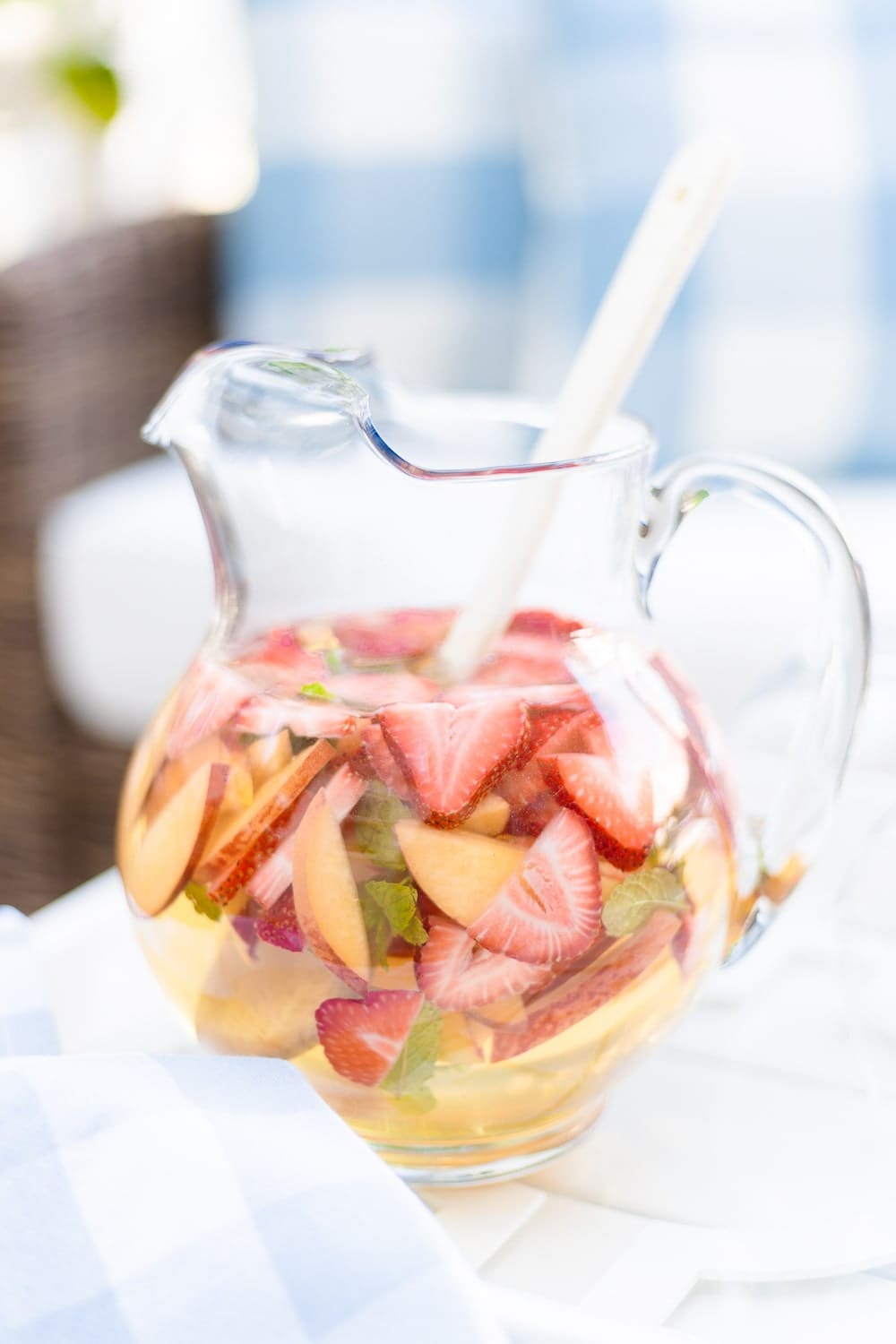 White sangria recipe peach by blogger Stephanie Ziajka on Diary of a Debutante