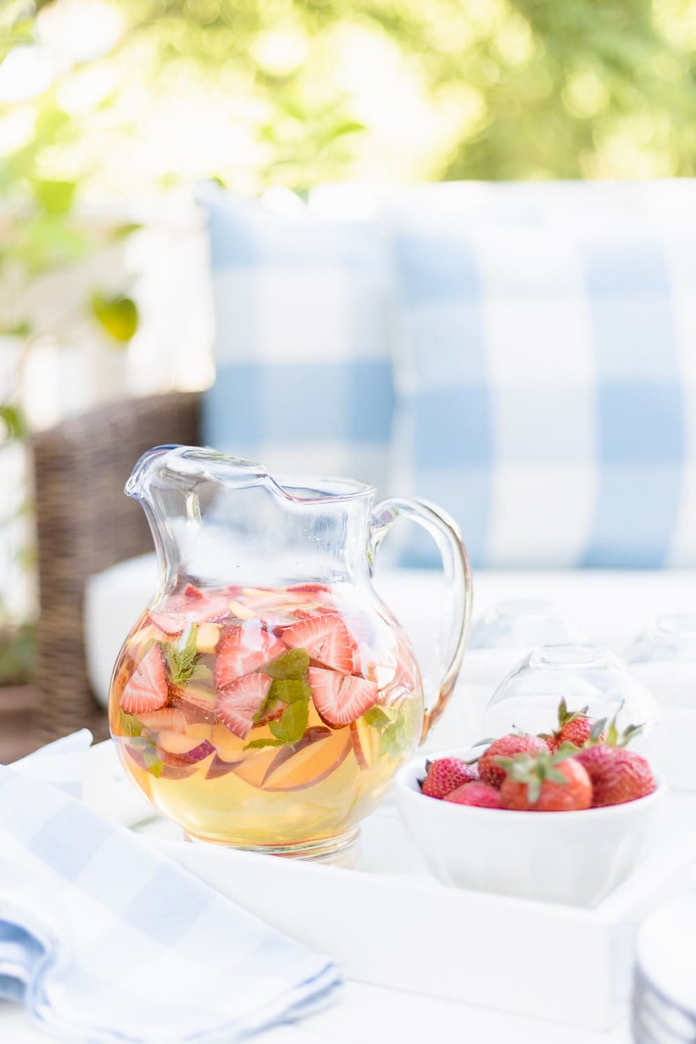 Easy sangria recipe white by blogger Stephanie Ziajka on Diary of a Debutante