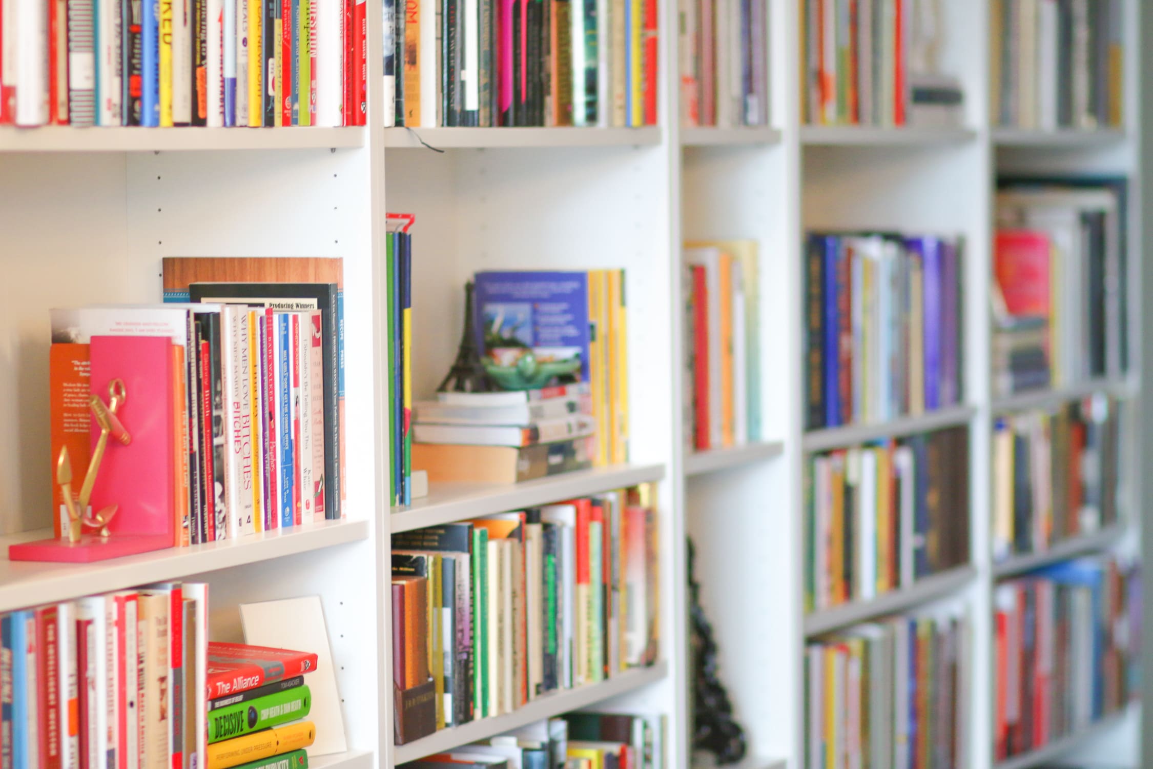 Columbia Apartment Tour: How to Decorate and Furnish a Temporary Apartment on a Budget by southern lifestyle blogger Stephanie Ziajka from Diary of a Debutante