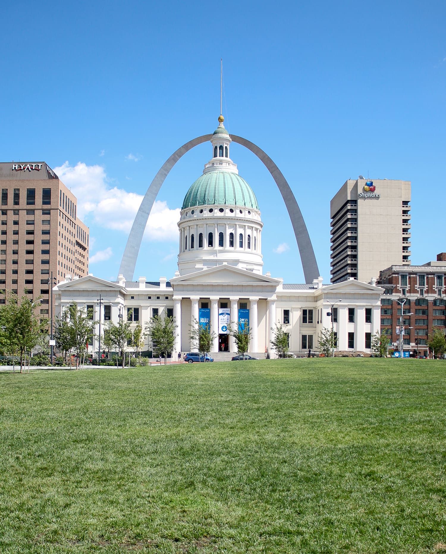 Looking for fun things to do in St Louis? This Gateway City weekend travel guide lists the best things to do (most of which are free), the best place to stay, and the best places to eat in the Gateway to the West! 