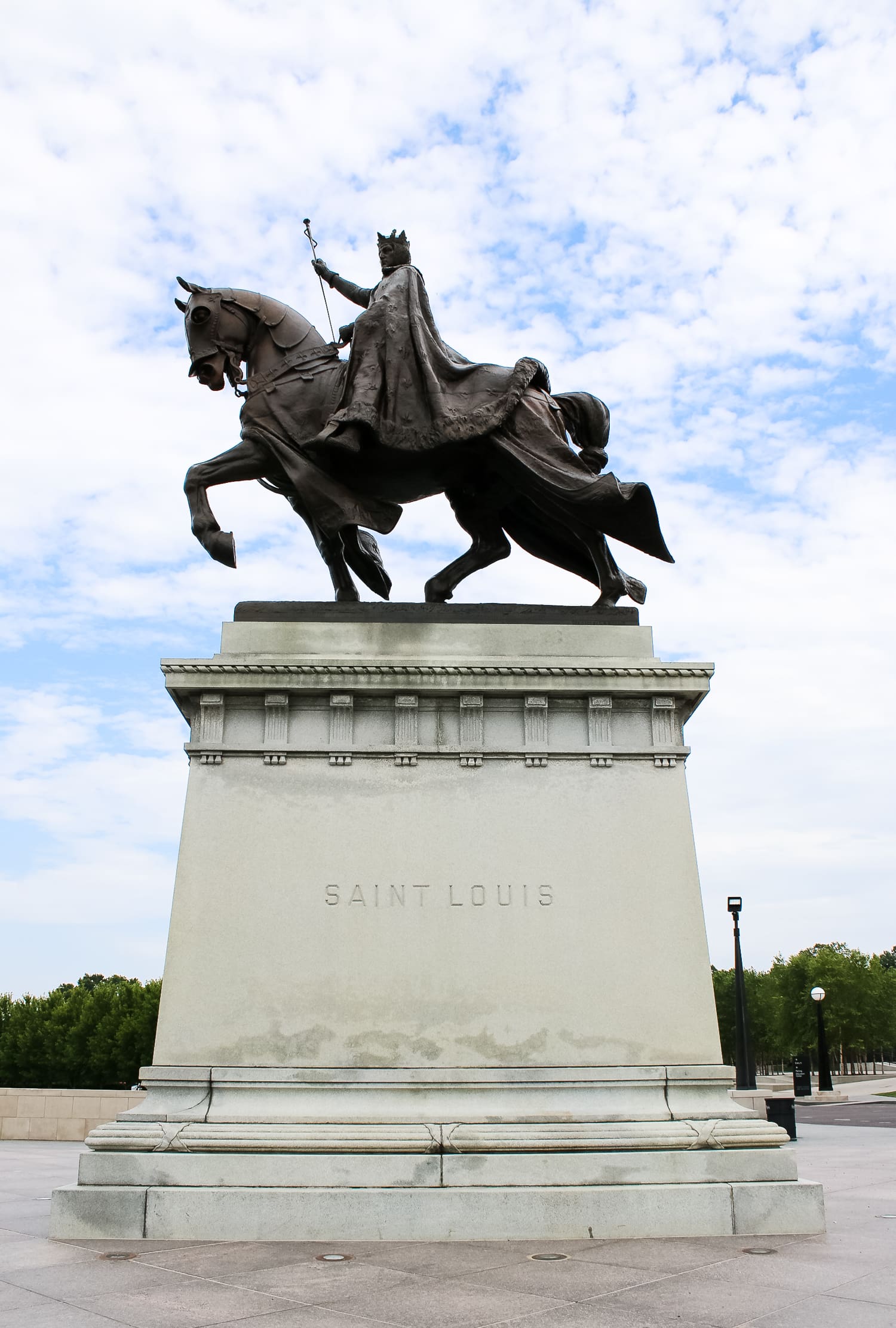 Looking for fun things to do in St Louis? This Gateway City weekend travel guide lists the best things to do (most of which are free), the best place to stay, and the best places to eat in the Gateway to the West! 