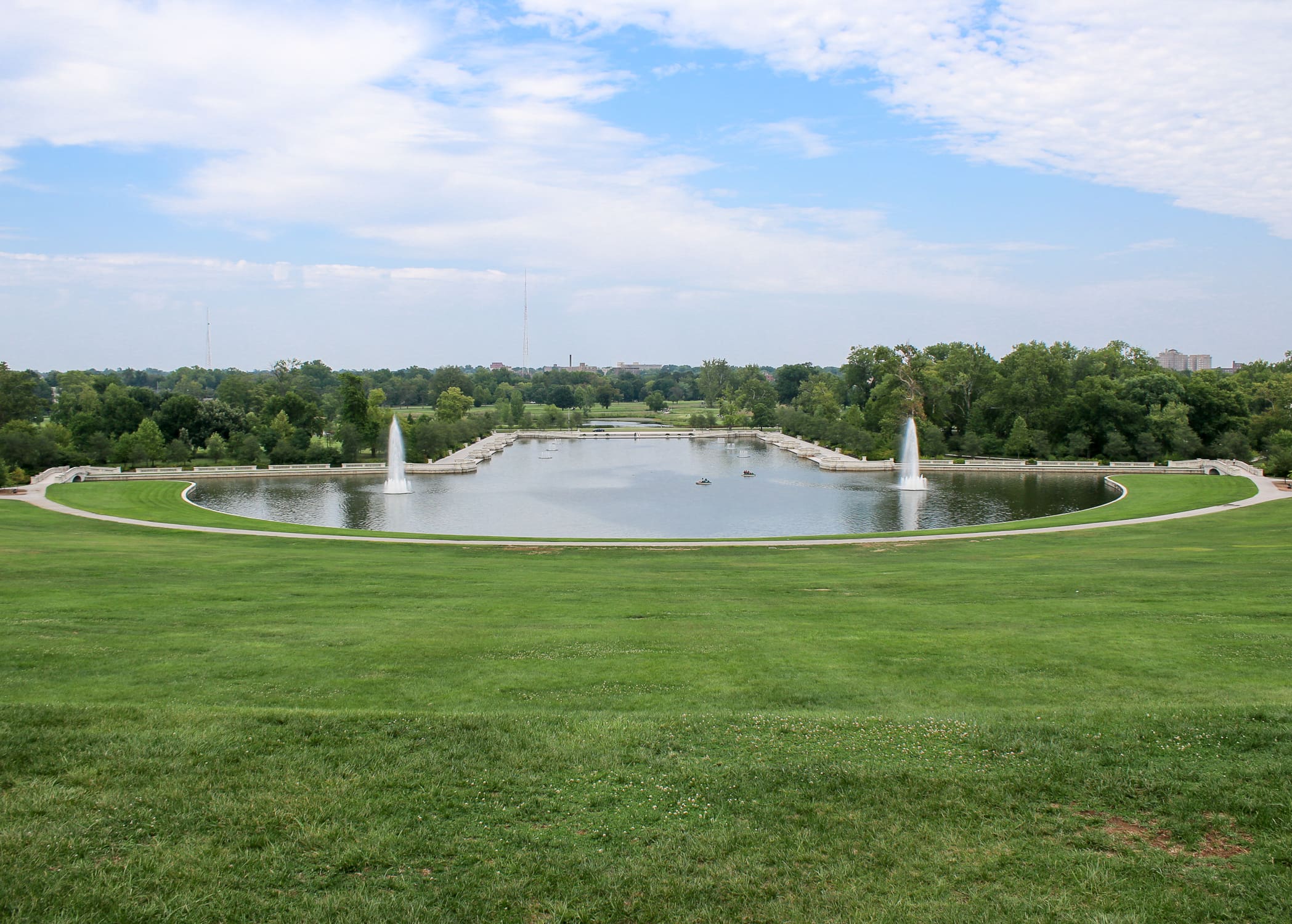 Looking for fun things to do in St Louis? This Gateway City weekend travel guide lists the best things to do (most of which are free), the best place to stay, and the best places to eat in the Gateway to the West! 