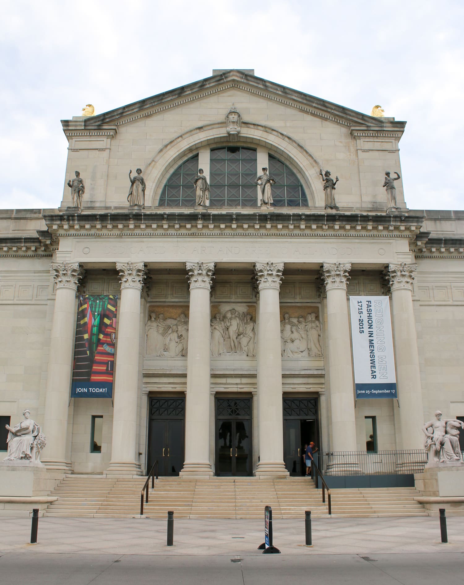 Looking for fun things to do in St Louis? This Gateway City weekend travel guide lists the best things to do (most of which are free), the best place to stay, and the best places to eat in the Gateway to the West! 