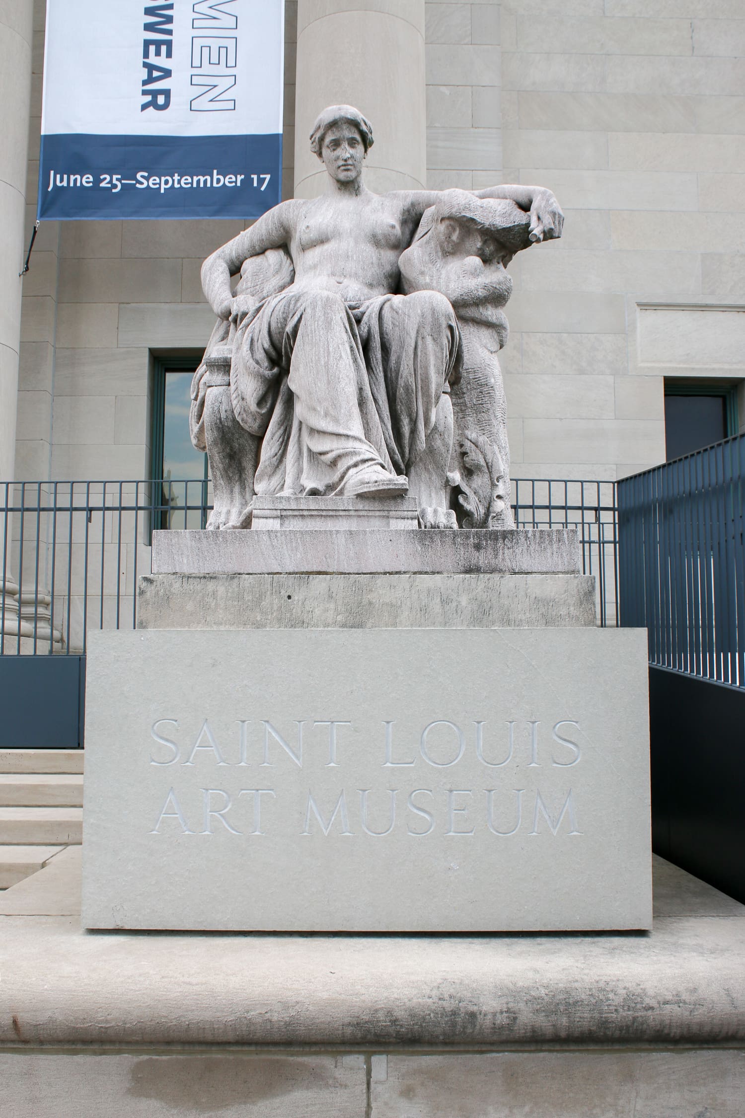 Looking for fun things to do in St Louis? This Gateway City weekend travel guide lists the best things to do (most of which are free), the best place to stay, and the best places to eat in the Gateway to the West! 