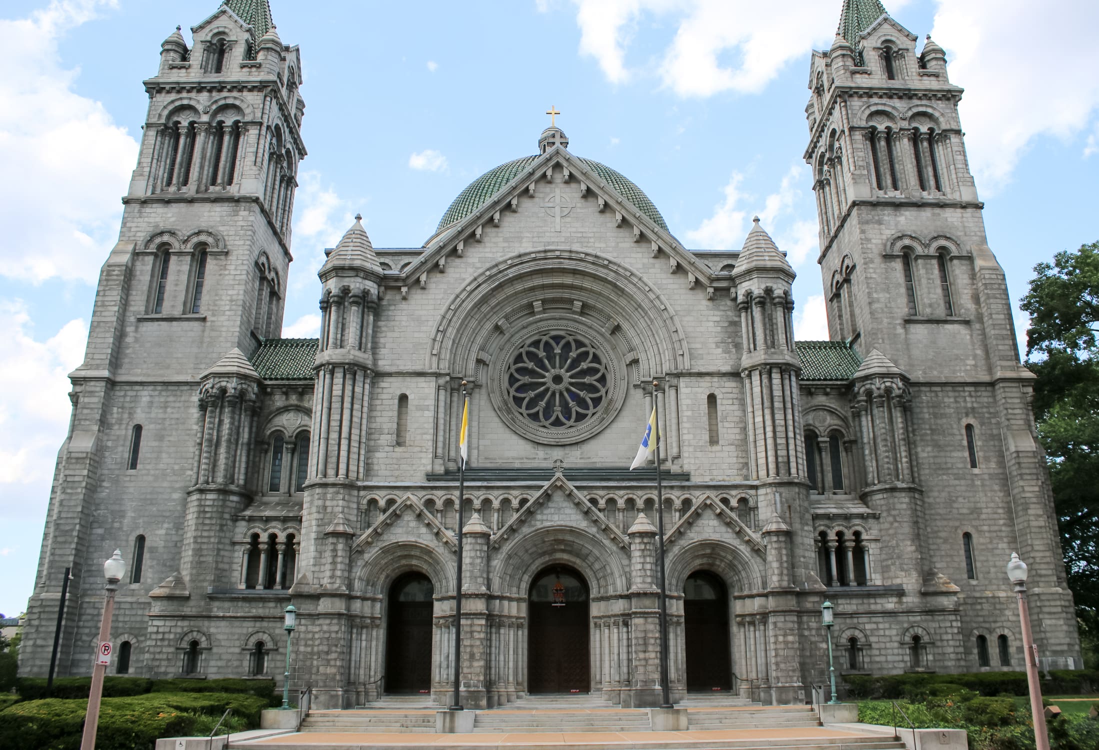 Looking for fun things to do in St Louis? This Gateway City weekend travel guide lists the best things to do (most of which are free), the best place to stay, and the best places to eat in the Gateway to the West! 