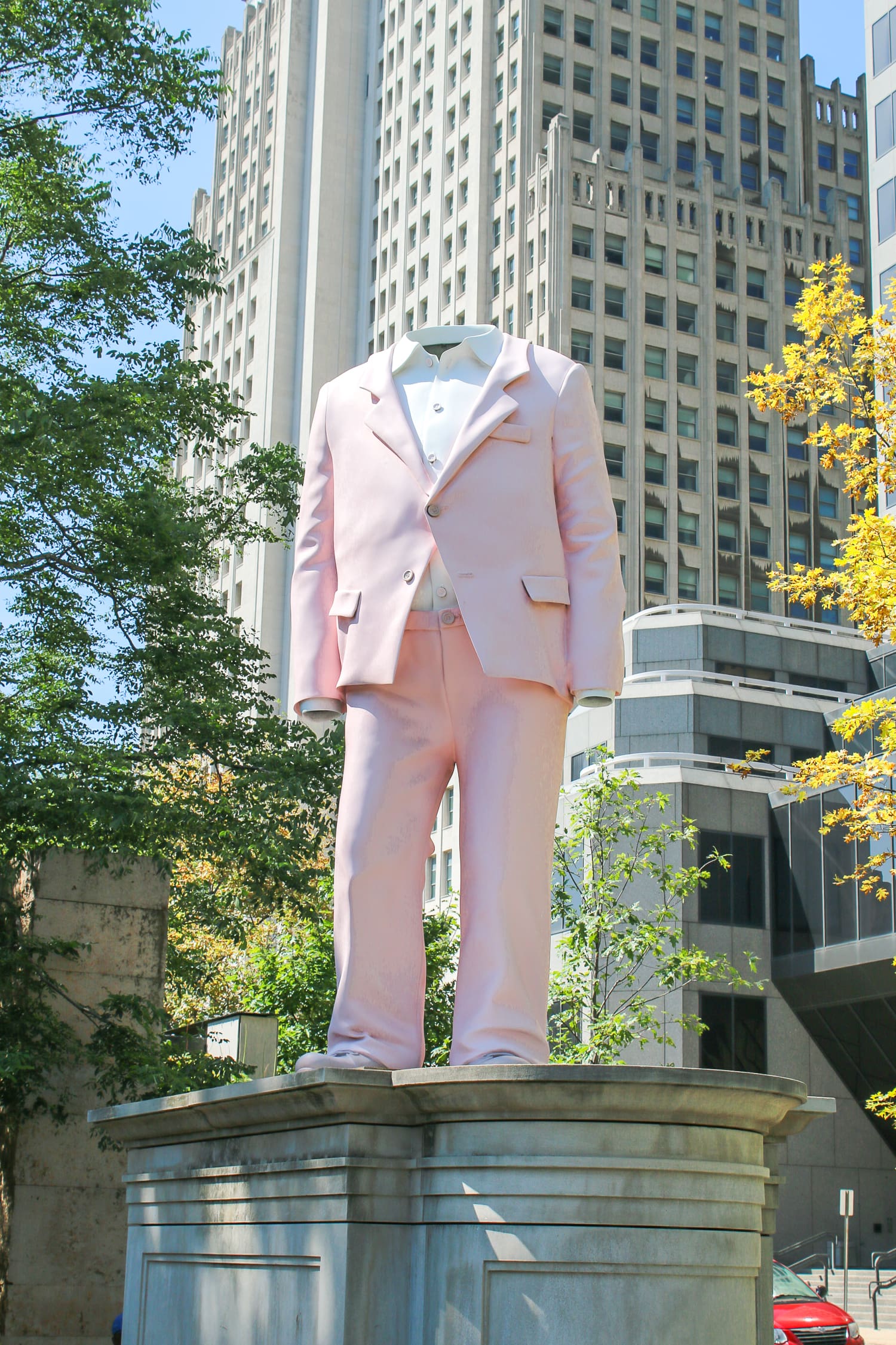 Looking for fun things to do in St Louis? This Gateway City weekend travel guide lists the best things to do (most of which are free), the best place to stay, and the best places to eat in the Gateway to the West! 