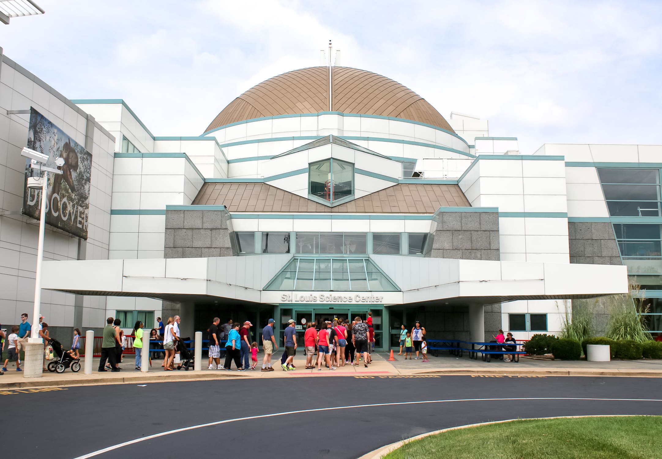 Looking for fun things to do in St Louis? This Gateway City weekend travel guide lists the best things to do (most of which are free), the best place to stay, and the best places to eat in the Gateway to the West! 