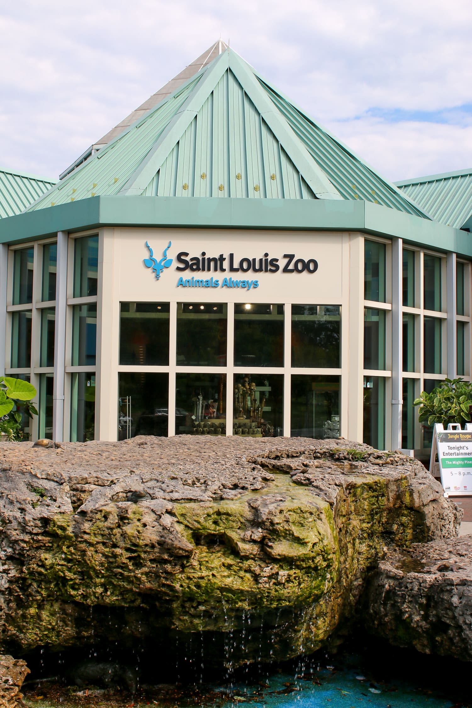 Looking for fun things to do in St Louis? This Gateway City weekend travel guide lists the best things to do (most of which are free), the best place to stay, and the best places to eat in the Gateway to the West! 