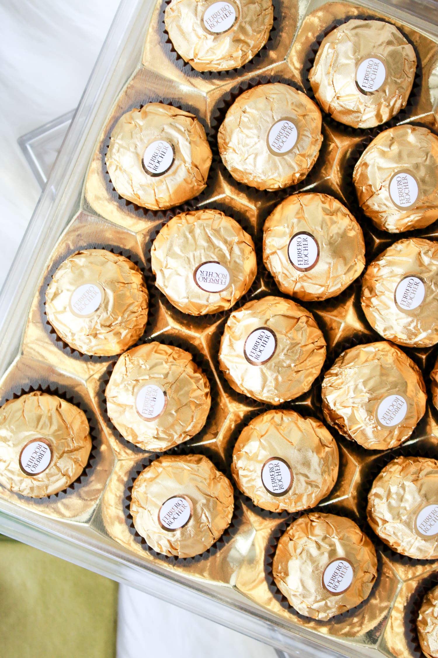 Looking for DIY housewarming gifts? Look no further than this adorable chocolate-covered champagne pineapple by southern blogger Stephanie Ziajka from Diary of a Debutante