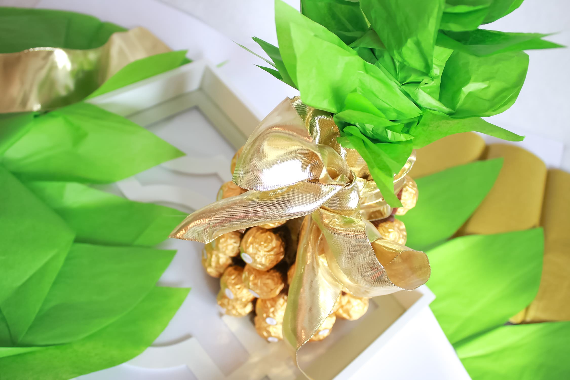 Looking for DIY housewarming gifts? Look no further than this adorable chocolate-covered champagne pineapple by southern blogger Stephanie Ziajka from Diary of a Debutante