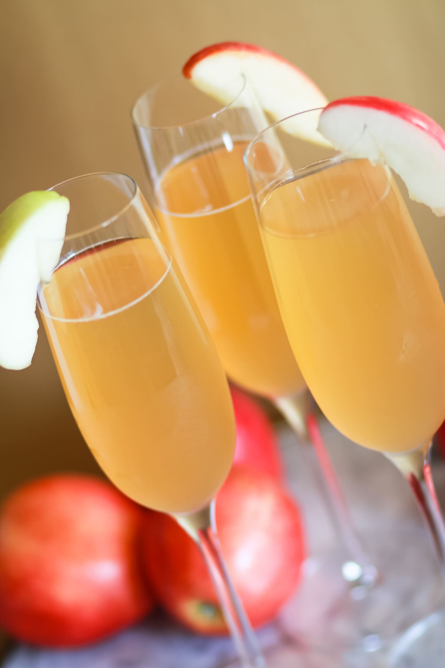 Seriously delish apple cider bellinis... such a fun fall champagne cocktail | Apple Cider Cocktail | Fall in a Flute: Festive Apple Cider Bellinis from southern blogger Stephanie Ziajka from Diary of a Debutante