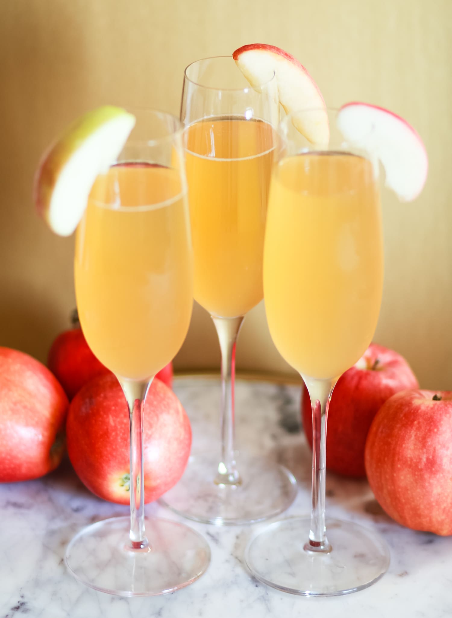 Seriously delish apple cider bellinis... such a fun fall champagne cocktail | Apple Cider Cocktail | Fall in a Flute: Festive Apple Cider Bellinis from southern blogger Stephanie Ziajka from Diary of a Debutante