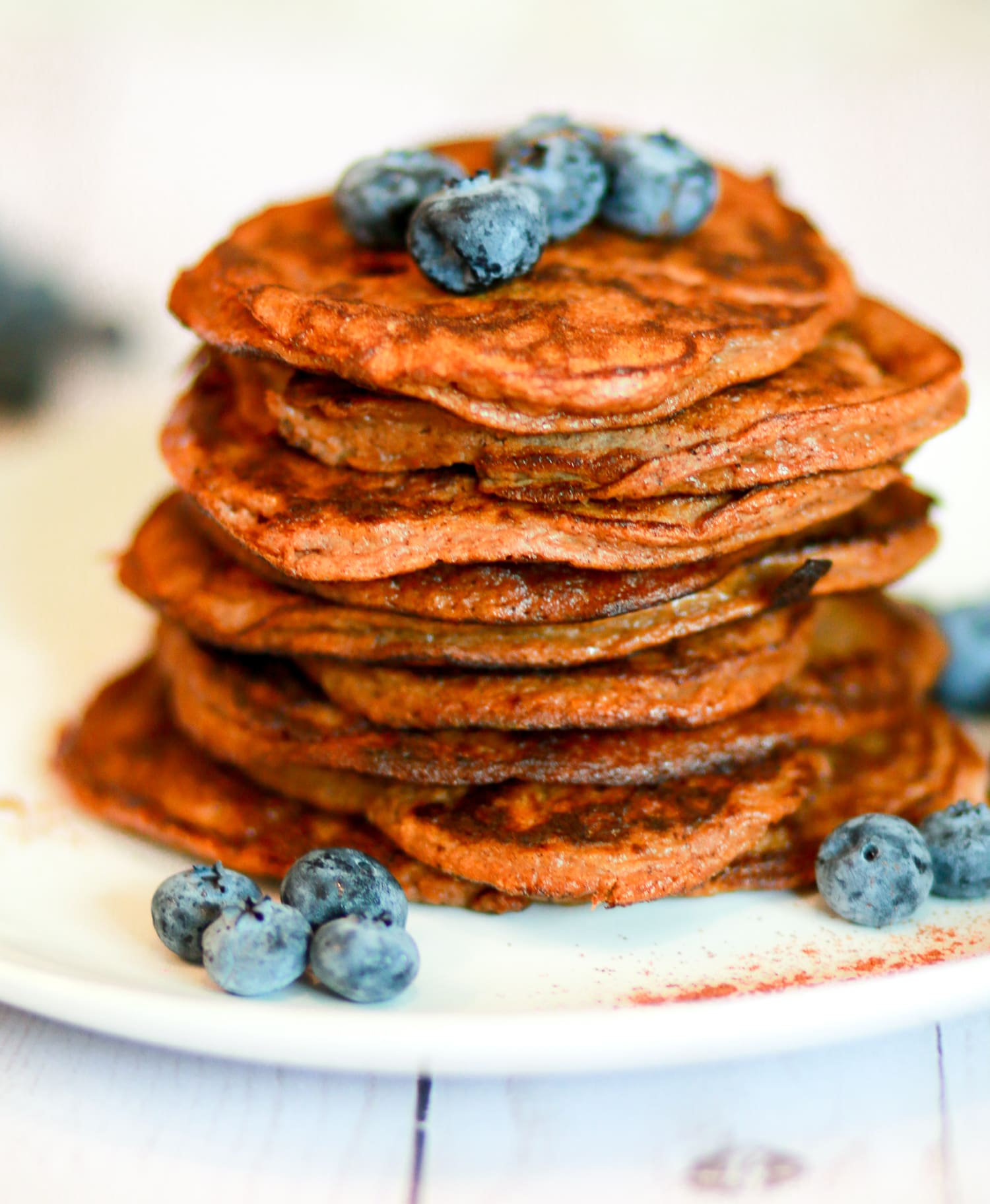 These delicious paleo pumpkin pancakes are low calorie and PERFECT for fall | Paleo Pumpkin Pancake recipe by southern blogger Stephanie Ziajka from Diary of a Debutante