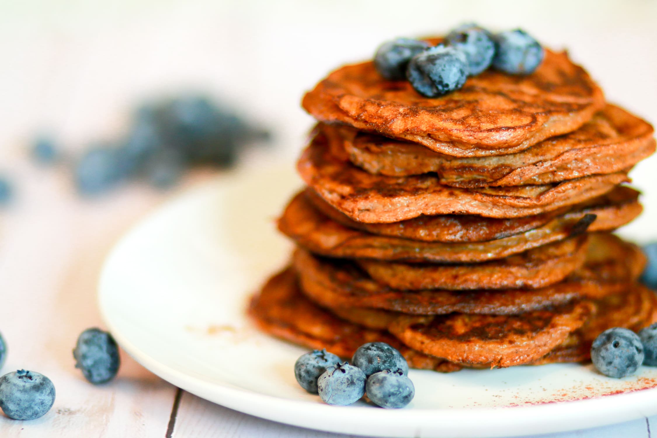 These delicious paleo pumpkin pancakes are low calorie and PERFECT for fall | Paleo Pumpkin Pancake recipe by southern blogger Stephanie Ziajka from Diary of a Debutante
