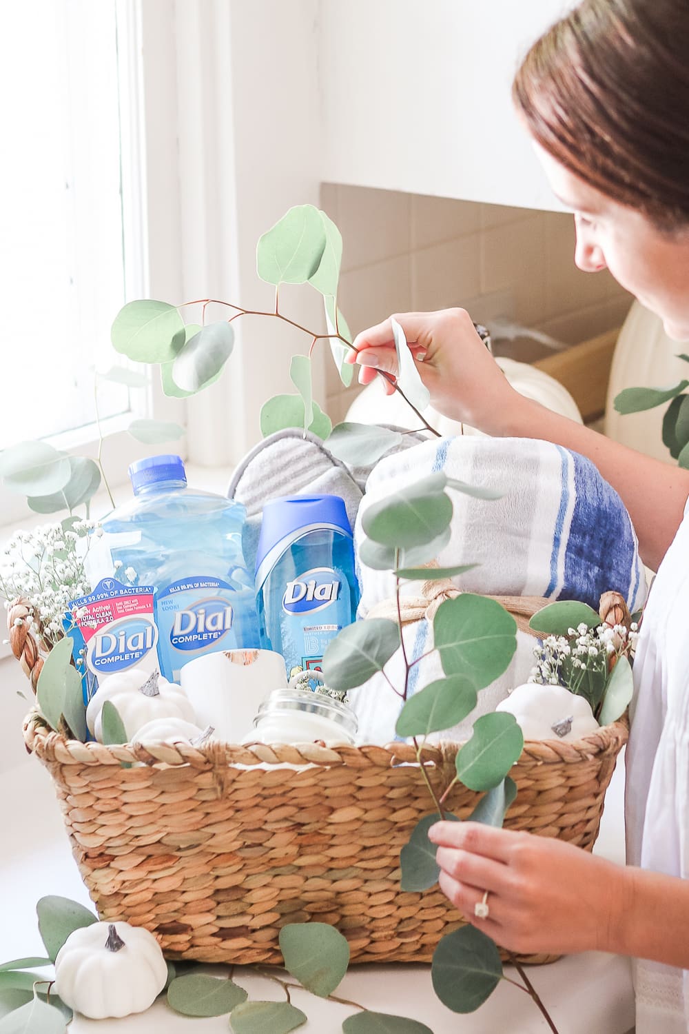 Decorating gift basket with eucalyptus, how to decorate a gift basket with eucalyptus