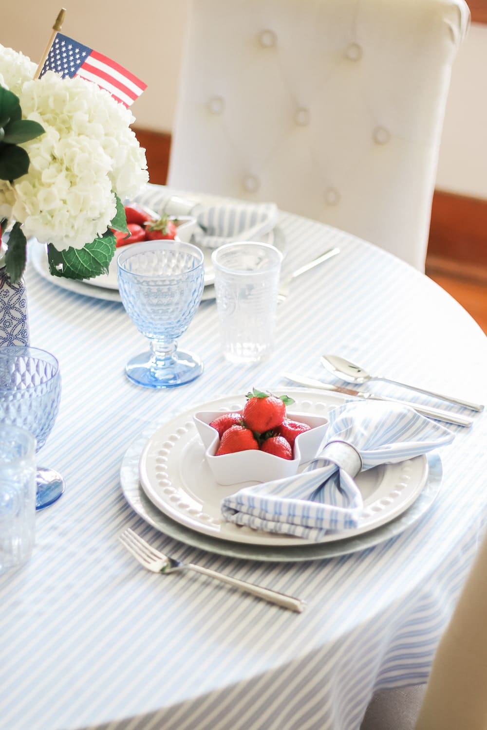 4th of July table decor styled by blogger Stephanie Ziajka on Diary of a Debutante