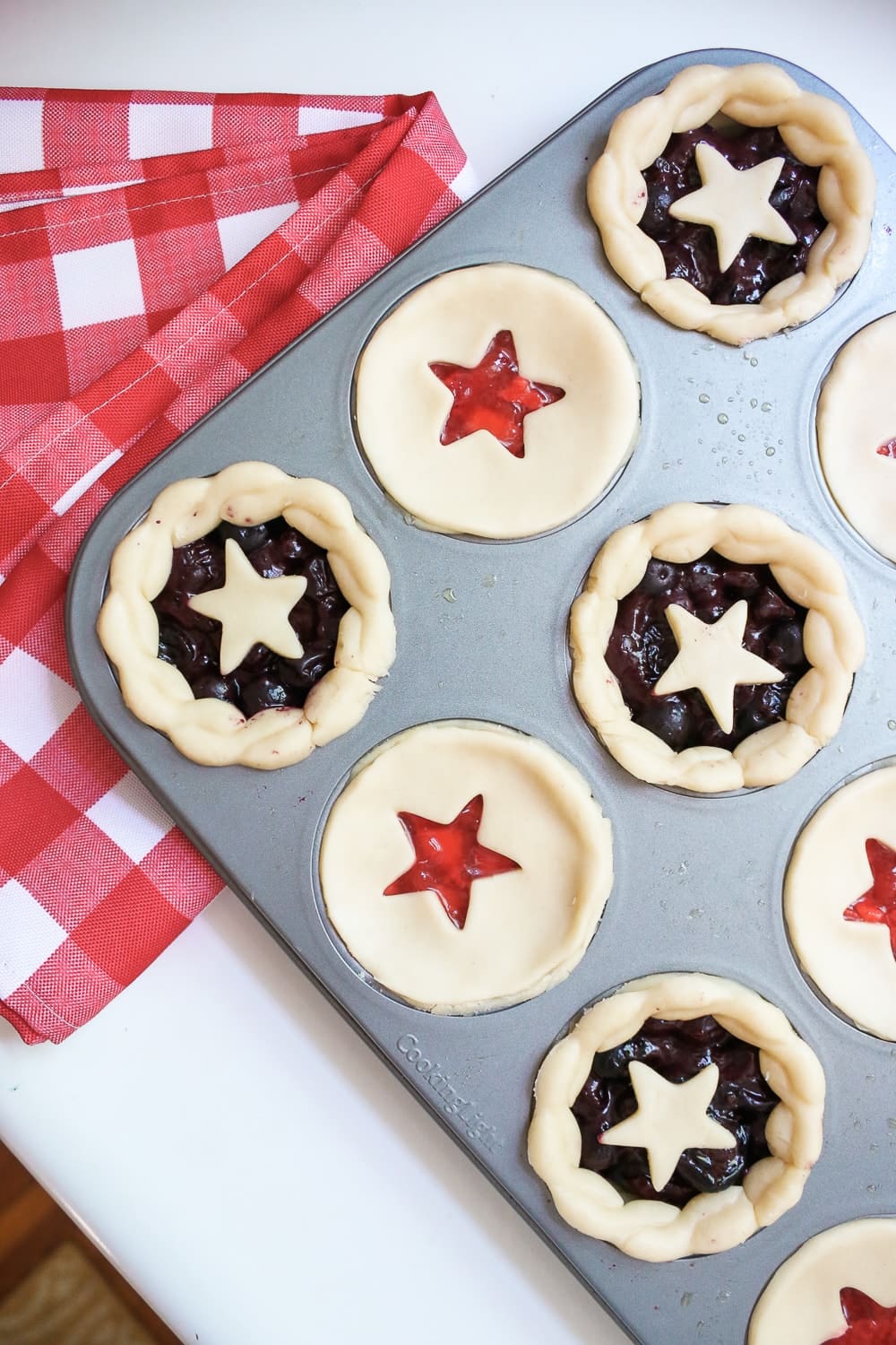 Mini strawberry pie recipe by blogger Stephanie Ziajka on Diary of a Debutante