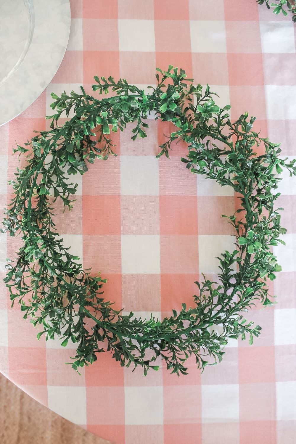 Derby Day-inspired charger plate ideas by DIY blogger Stephanie Ziajka on Diary of a Debutante