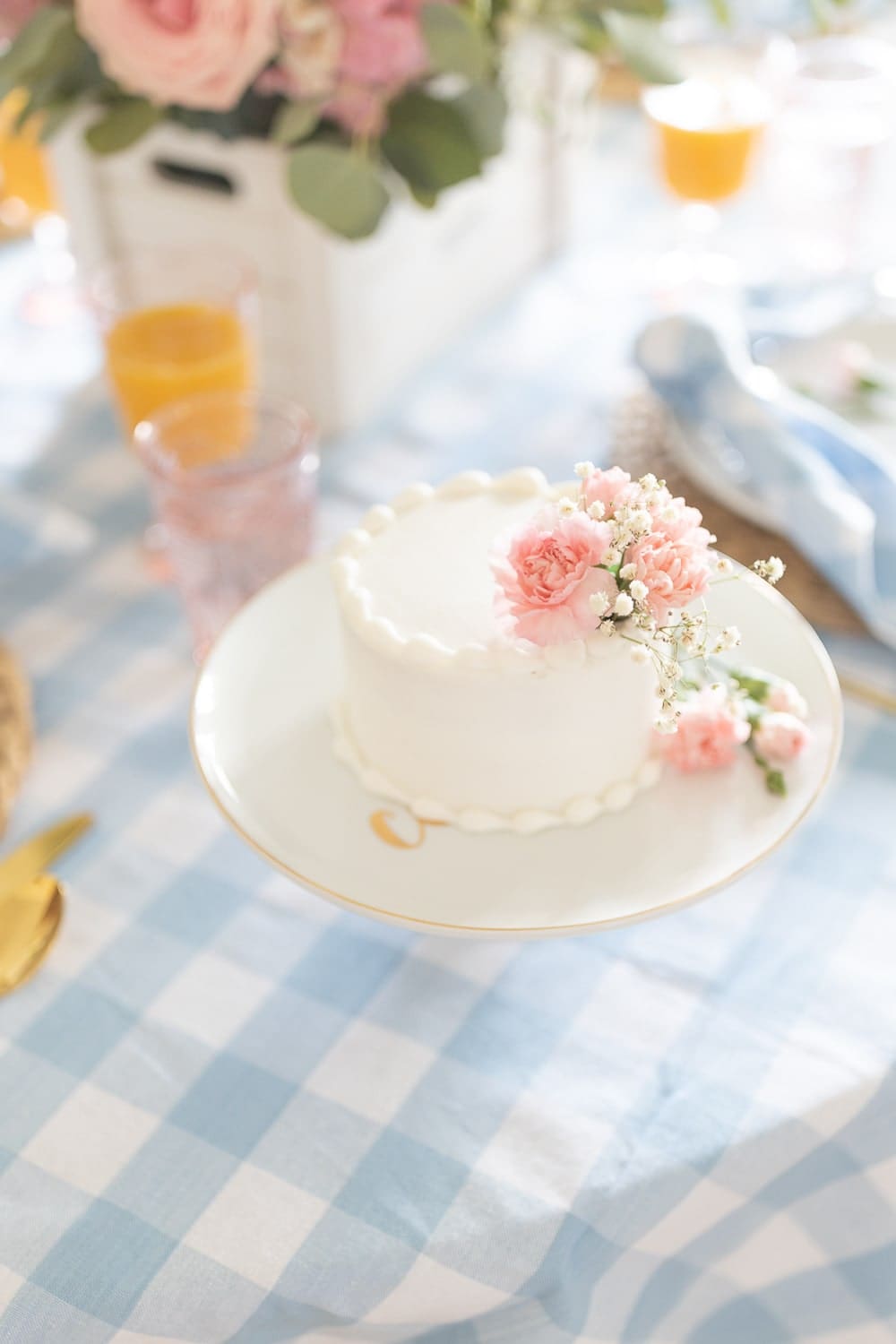 Blogger Stephanie Ziajka elevates a small white grocery store cake with flowers on Diary of a Debutante