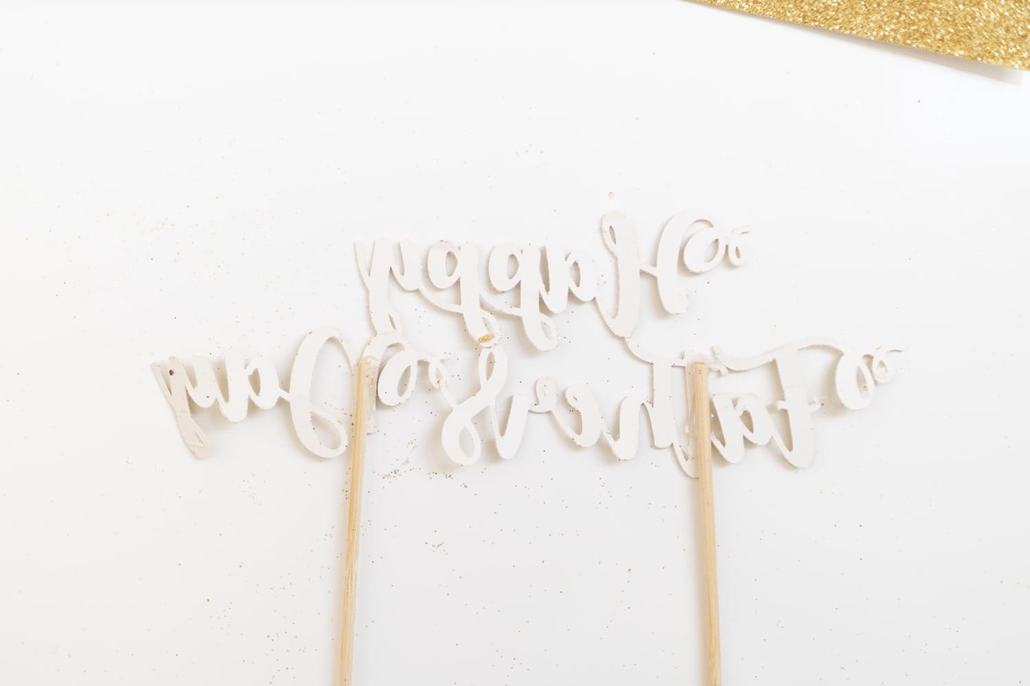 Cake topper DIY Cricut tutorial by blogger Stephanie Ziajka on Diary of a Debutante