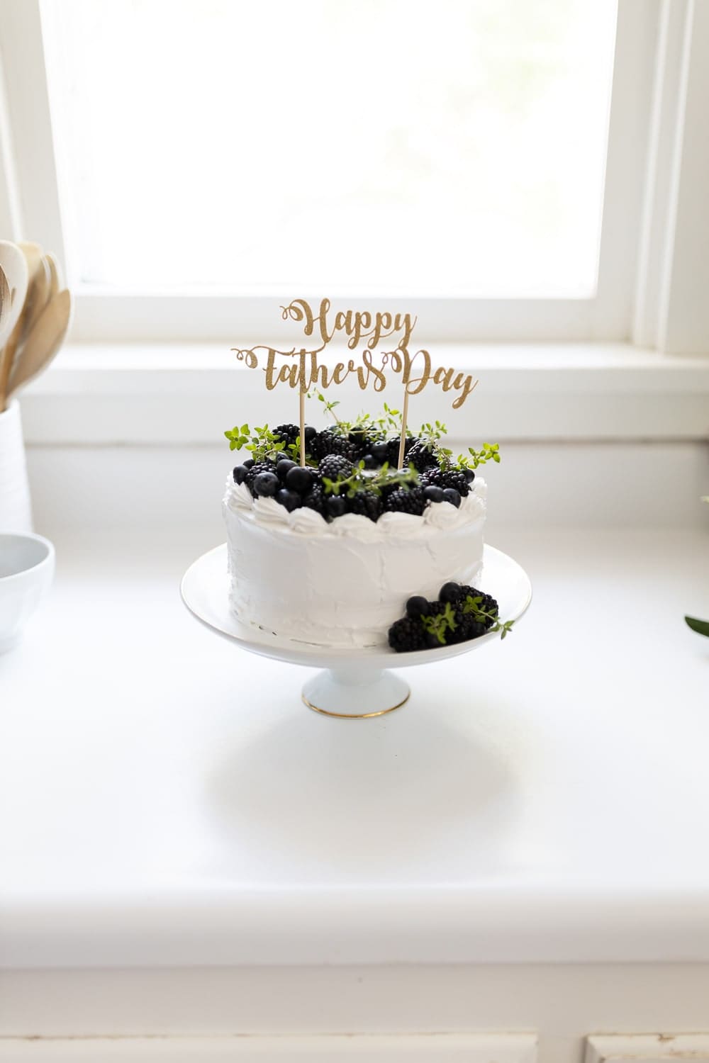 Blogger Stephanie Ziajka shows how to make a glitter cake topper with a Cricut on Diary of a Debutante