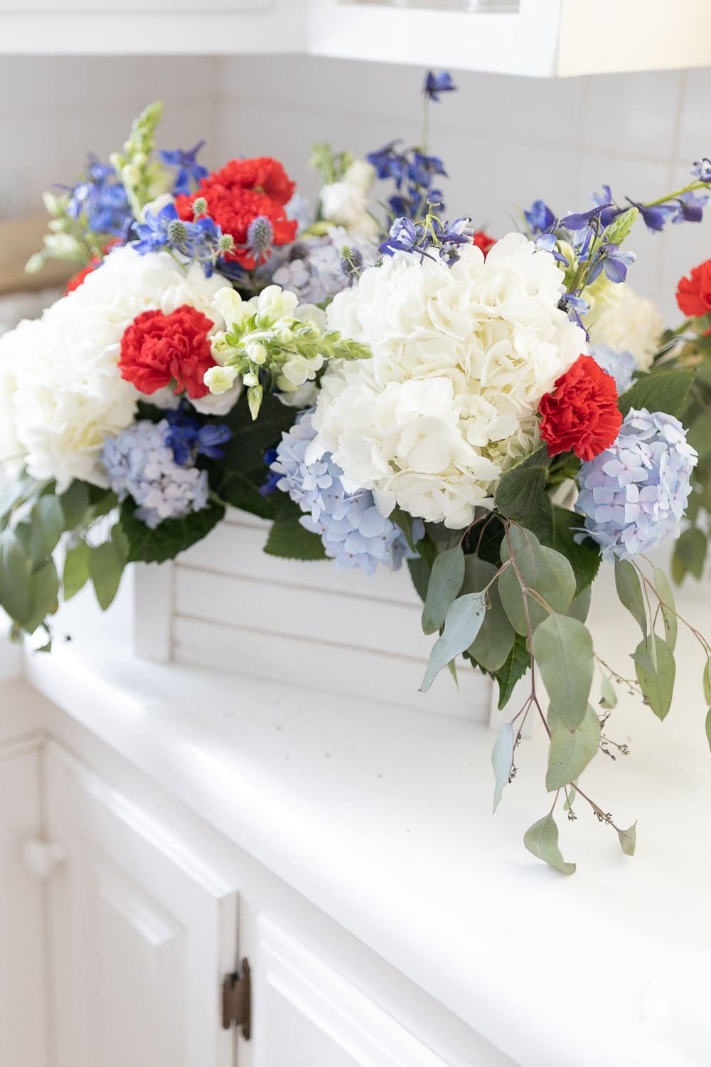 Entertaining blogger Stephanie Ziajka shares three simple tips for how to host a summer party without stress on Diary of a Debutante