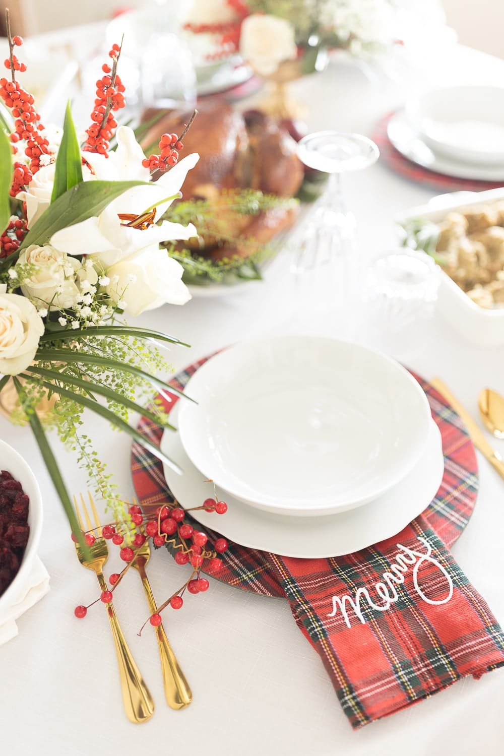 Christmas table setting ideas 2021 from blogger Stephanie Ziajka on Diary of a Debutante