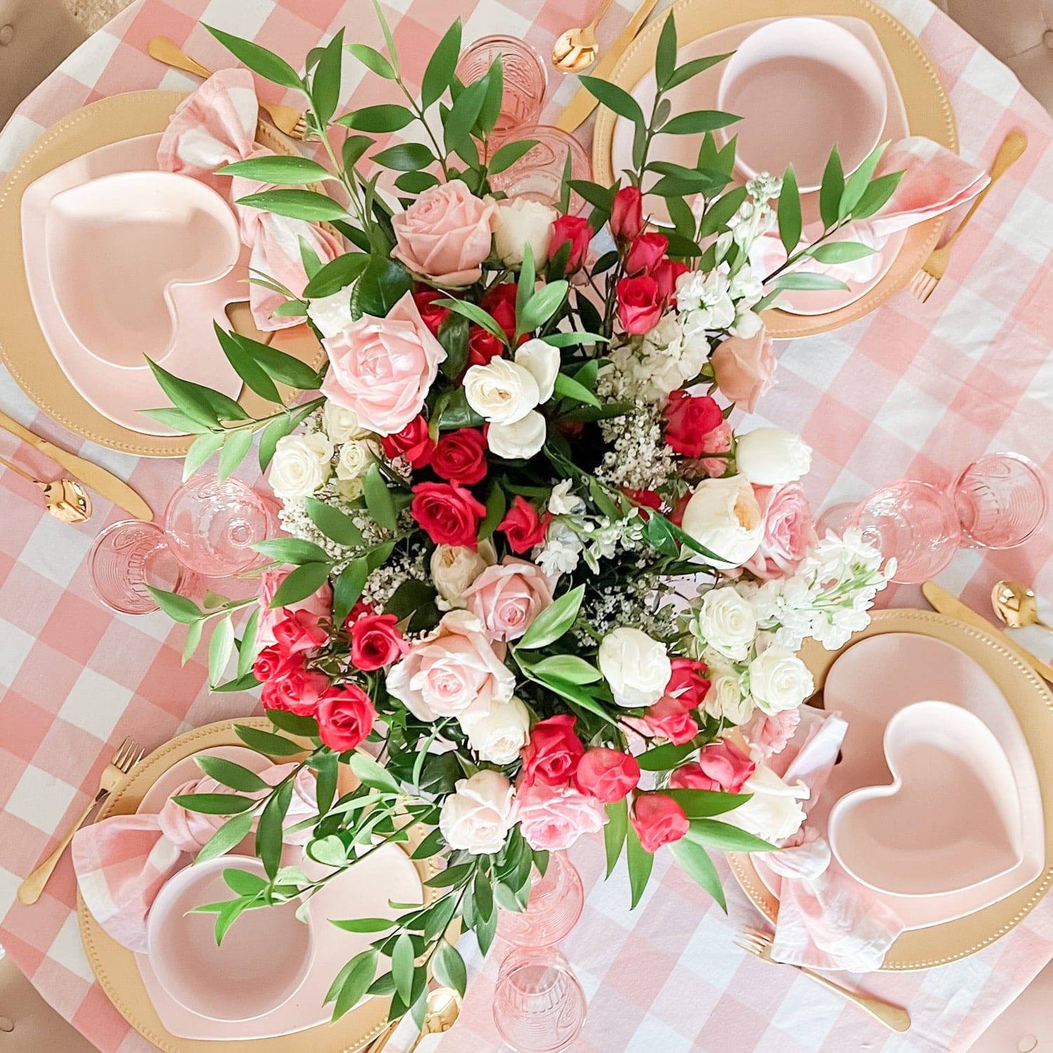 Blogger Stephanie Ziajka shares one of her favorite valentine table centerpieces on Diary of a Debutante