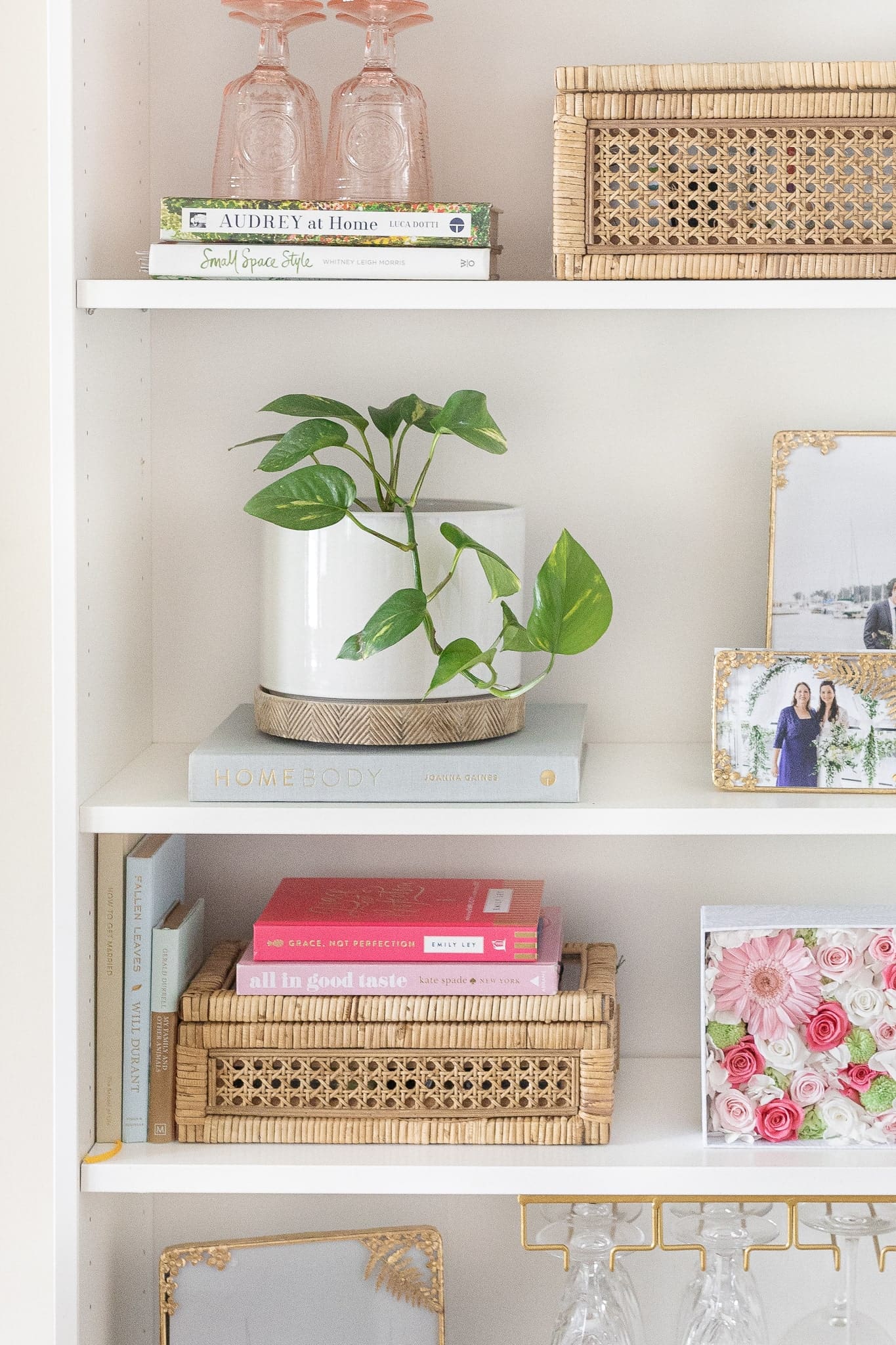 Living room bookshelf decor for summer designed by blogger Stephanie Ziajka on Diary of a Debutante