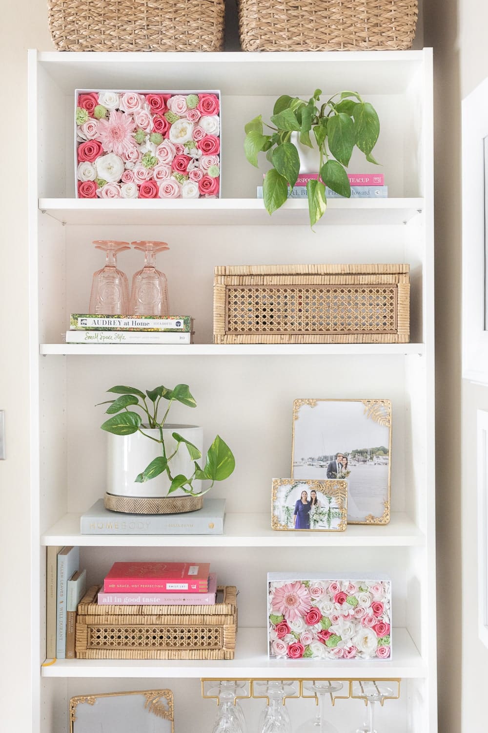 Blogger Stephanie Ziajka shares living room bookshelf ideas for summer on Diary of a Debutante